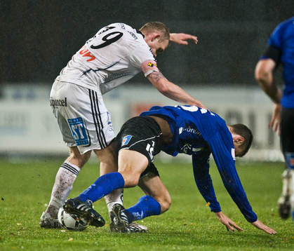  Närkamp, tackling, genre. Hannes Sigurdsson tacklar Tim Sparv