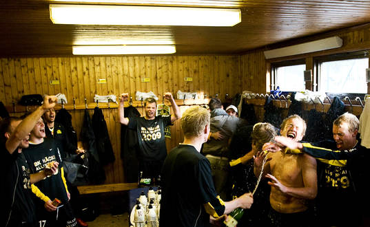  Champagne i Häckens omklädningsrum. Jubel, glädje. 