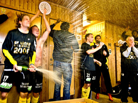  Champagnen flödar i omklädningsrummet. Jubel, glädje.