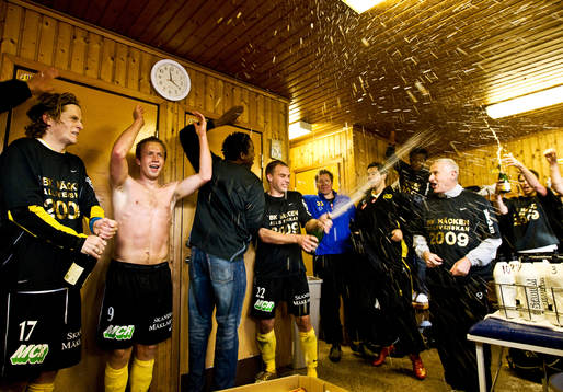  Champagne i Häckens omklädningsrum. Jubel, glädje.