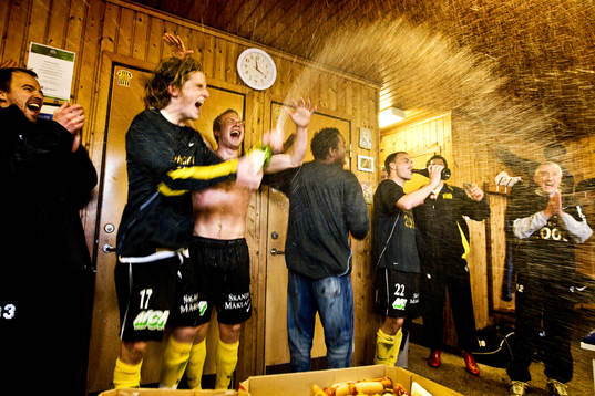  Champagne i Häckens omklädningsrum. Jubel, glädje.