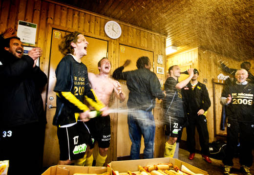 Champagne i Häckens omklädningsrum. Jubel, glädje.