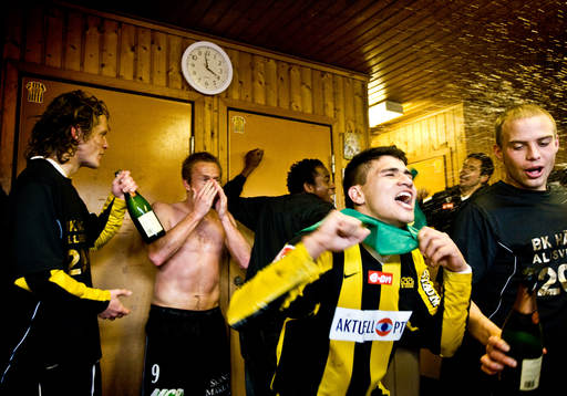  Champagne i Häckens omklädningsrum. Jubel, glädje.