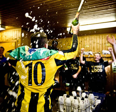  Champagne i Häckens omklädningsrum. Jubel, glädje.