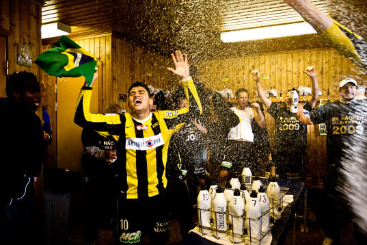  Champagne i Häckens omklädningsrum. Jubel, glädje. 