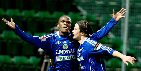 Robert Mambo Mumba jubel med Linus Hallenius
