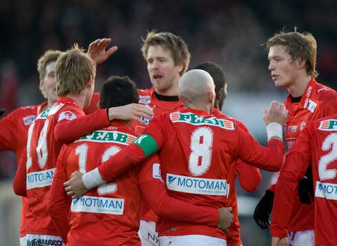   1-0 Rasmus Elm, som grattas