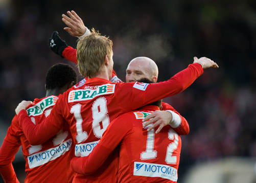   1-0, Rasmus Elm, som tackar passningsläggaren Henrik Rydström. Jubel, glädje.
