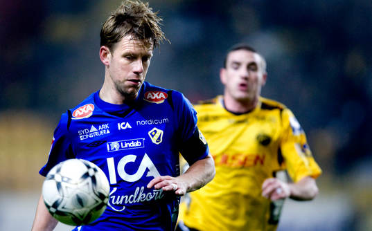  Tommy Jönsson, Halmstad,  jagas av James Keene, Elfsborg.