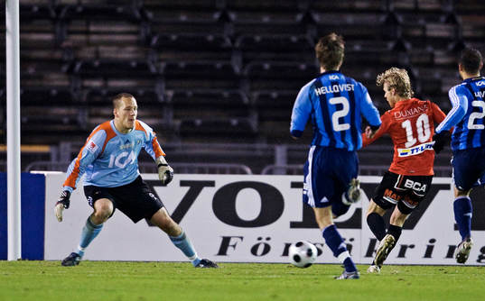 Erik Sundin, Trelleborg, lurar Oskar Wahlström, målvakt,