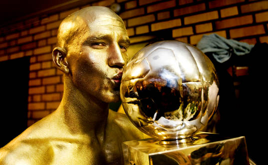 081109 Fotboll, allsvenskan, Kalmar: En guldmålad Henrik Rydström pussar pokalen, SM-Guld, Svenska Mästare 2008, guld, jubel, kyss, pokal.