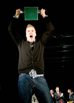  Mikael Eklund med pokal, jubel.