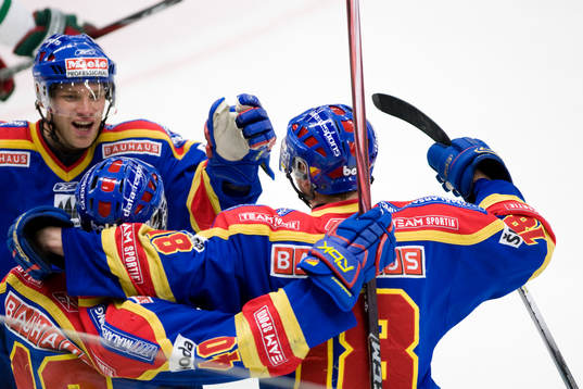 1-3 Mikael Holmqvist, som grattas av Timmy Pettersson och