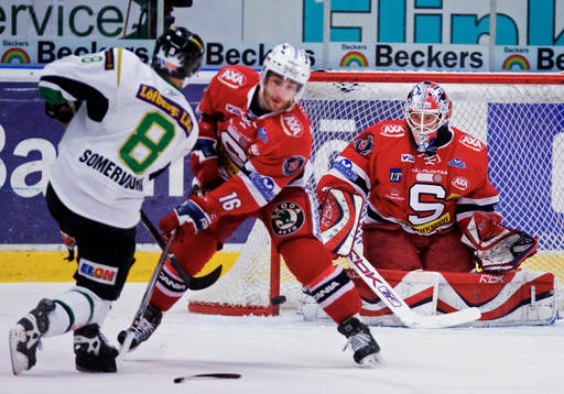 Eero Somervuori, Färjestad, skjuter ett skott mot Pontus