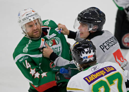 1-2, då blir Mikael Gath vansinnig på Emil Kåberg,