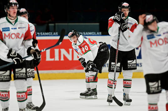 Lucas Sandström och övriga Mora-spelare depp