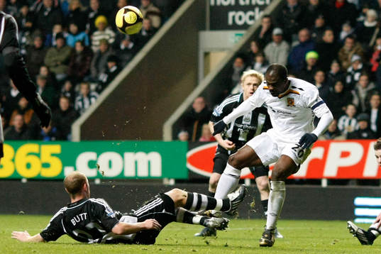   Nicky Butt, Newcastle tacklar George Boateng, Hull.