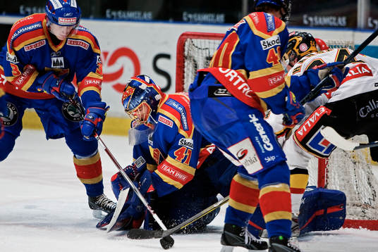 Gustaf Wesslau, målvakt, Djurgården, räddar ett skott