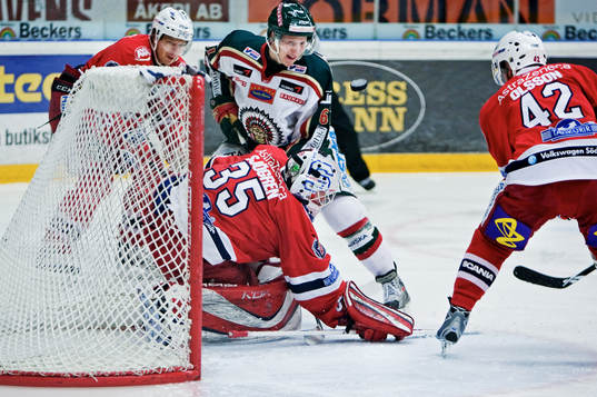 Lars Eller, Frölunda, är nära att göra mål på Pontus