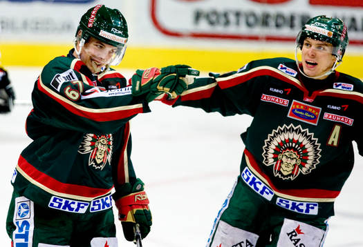 John Pohl, Frölunda jubel och pekar på assistmannen Lars