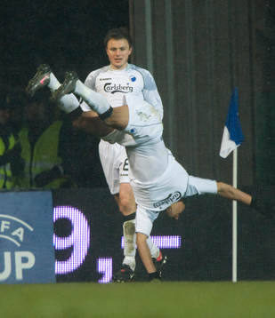  1-1 Ailton Almeida (f.d. Örgryte) som gör en dubbel volt av glädje.