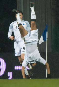  1-1 Ailton Almeida (f.d. Örgryte) som gör en dubbel volt av glädje.