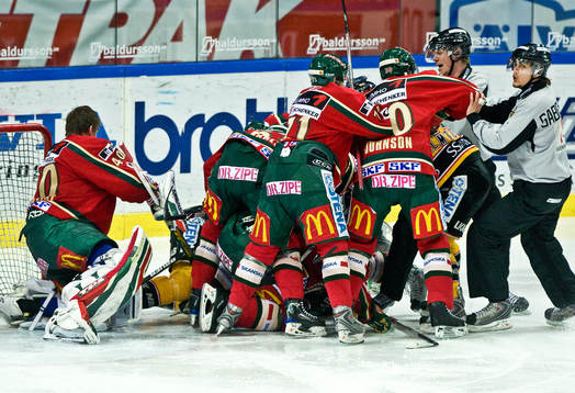 Gruff framför Johan Holmqvists mål i Frölunda