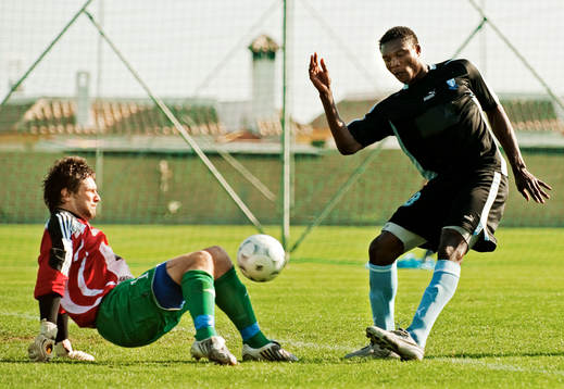  Edward Ofere, Malmö, är nära att göra mål på Ville Wallén, målvakt, Helsingfors.