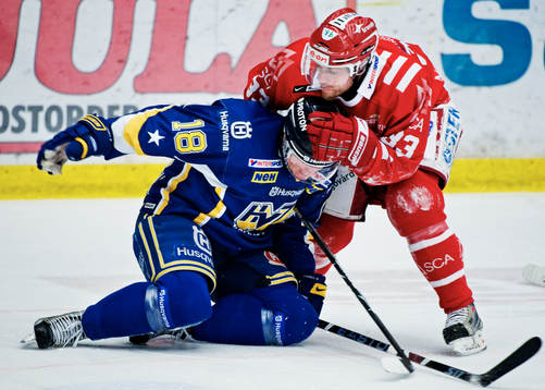 Håkan Bogg, Timrå, trycker ner Nicholas Angell, HV71