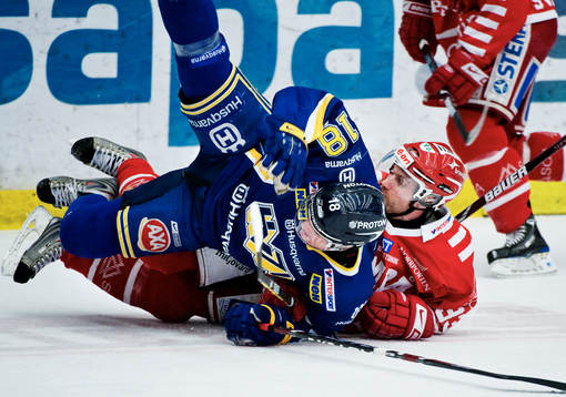Håkan Bogg, Timrå, drar ner Nicholas Angell, HV71