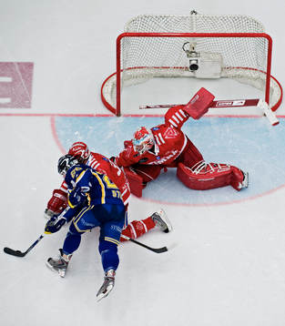 Kim Staal, HV71, anfaller men Håkan Bogg och Magnus