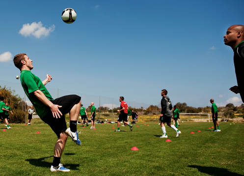Haris Laitinen kontrollerar bollen