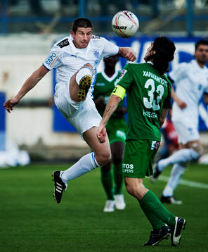  Cedric Bardon, Anorthosis, är före Elias Charalambous, Omonia, på bollen.