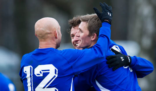  Segermålet 4-3 på övertid, målskytten Peter Abelsson grattas av Mattias Thylander och Mattias Nylander.