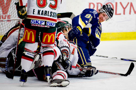 Teemu Laine, HV71 petar Ronnie Sundin, Frölunda i ansiktet