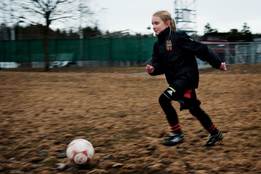 En flicka i lag F 98-3 värmer upp