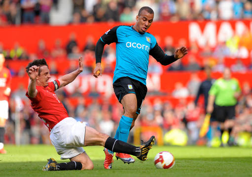  Gary Neville och Gabriel Agbonlahor.