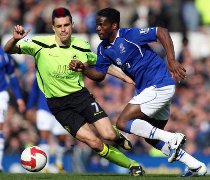  Louis Saha, Everton och Paul Scharner, Wigan.
