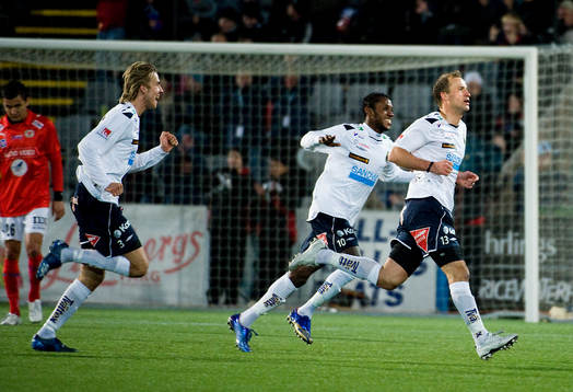  Hans Berggren med Yannick Bapupa, och Daniel Theorin, Gefle i ryggen jubel efter kvitteringen 1-1