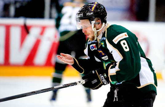 Eero Somervuori, ut med blod från munnen. Skada