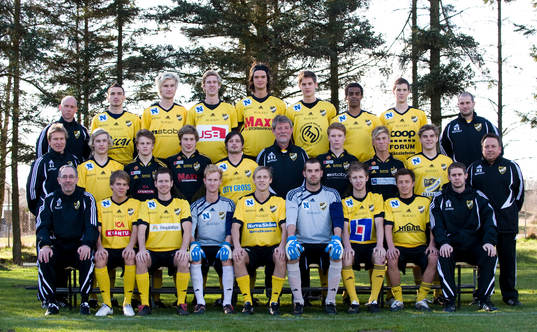  Bakre raden fr.v.: Rickard Svensson, tränare, Burim Rexhepi, David Adolfsson, Christoffer Olsson, Filip Thurn, Simon Larsson, Binjam Semere, Peter Olsson, Mikael Bertogli, sjukgymnast. Mellanraden fr.v.: Benny Johansson, målvaktstränare, Martin Olsson, Jesper Bertilsson, Daniel Engel, Daniel De Stefano, Bengt-Olof Jönsson, lagledare, Joel Svensson, Pontus Lindell, Pontus Björnsson, Michael Reinholdt, hjälptränare. Främre raden fr.v.: Alf Jönsson, tränare, Johan Birgersson, David Hansson, kalle Olsson, Bobby Alm Nilsson, Joel Ringström, Oskar Olsson, Anton Svensson, Daniel Nilsson, tränare.