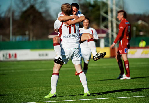  Eddie Moussa och Xhevdet Llumnica, Assyriska, jubel efter 1-0.