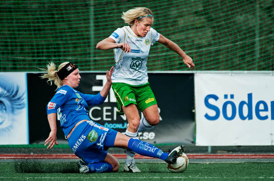 Kicki Bengtsson, Hammarby, stoppas av Maria Karlsson,