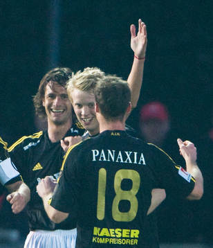  0-1 Ivan Obolo, som grattas av Mikael Thorstensson, jubel.