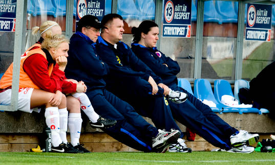 Richard Holmlund, tränare. Bänk, avbytarbänk