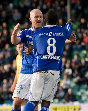  Robert Mambo Mumba, jubel med Jonas Wallerstedt efter 2-1