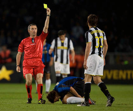  Nicola Legrottaglie, Juventus, får gult kort, varning.
