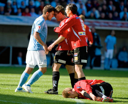  Labinot Harbuzi, Malmö och Dennis Melander, Trelleborg i en dispyt.