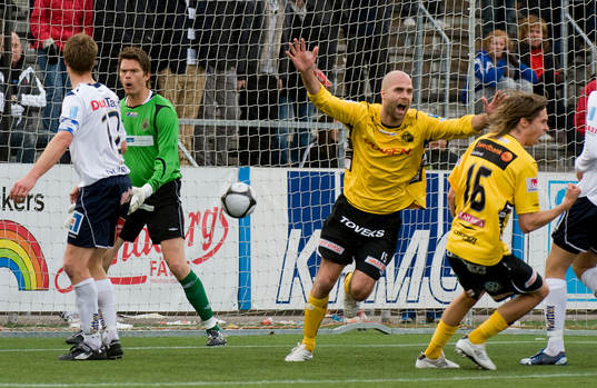  Teddy Lucic, Elfsborg jubel efter att Anders Svensson gjort mål på frispark. Mattias Hugosson, Målvakt Gefle skriker åt Daniel Bernhardsson