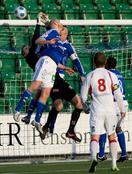  Hannes Sigurdsson och Jonas Wallerstedt, Sundsvall mot Oscar Berglund, Målvakt Assyriska, nickduell